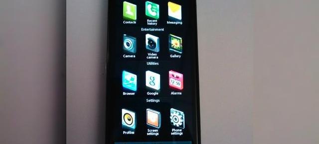 LG BL40 Black Label, noul Chocolate fotografiat live impreuna cu un terminal misterios