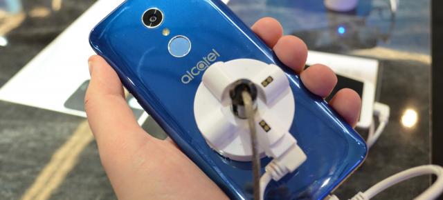 MWC 2018: Alcatel 3 prezentare hands-on - ecranul 18:9 ajunge pe telefoanele de buget (Video)