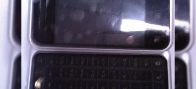 Motorola Motus, fotografiat in graba, apare intr-o imagine neclara..