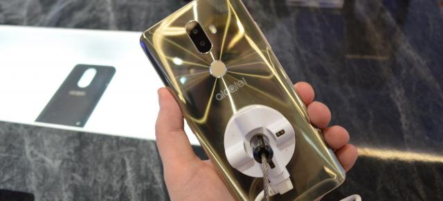 MWC 2018: Alcatel 3V prezentare hands-on - phablet dual camera, cu Android Oreo şi corp lucios (Video)