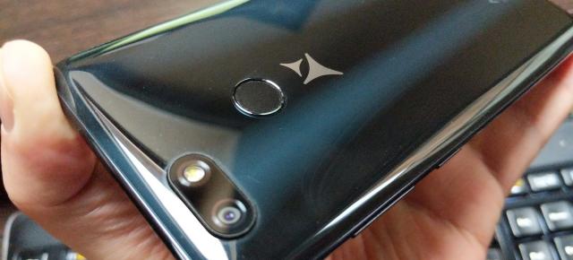 Allview V3 Viper: Design arătos mai ales dacă alegi varianta colorată
