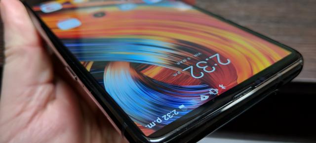 iHunt Hero: Design de telefon care costă şi de vreo 3 ori mai mult