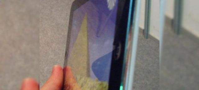 Inca o imagine cu tabletul Apple iPad, de data aceasta live?