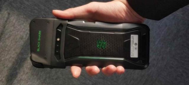 Acesta ar fi smartphone-ul de gaming Xiaomi BlackShark; Vedem o fotografie reală a produsului