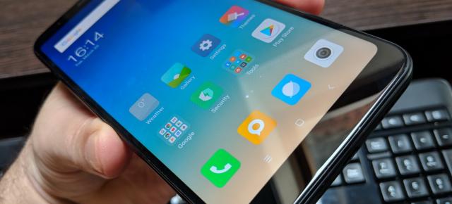 Xiaomi Redmi 5 Plus: Design clasic Xiaomi, confort crescut