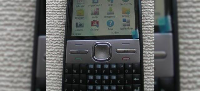 Nokia C6 este un telefon mid range cu tastatura QWERTY