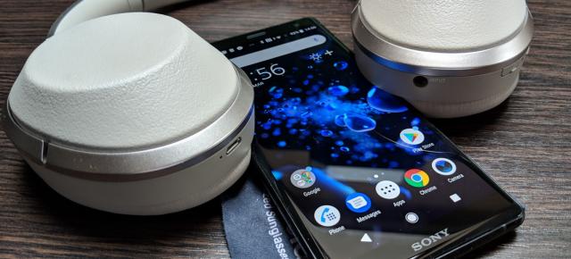 Sony Xperia XZ2: Design polarizant, glossy, foarte curbat