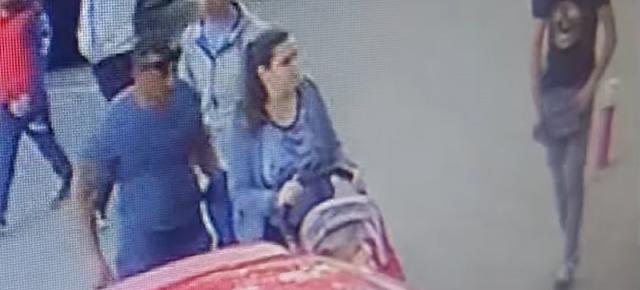 Un truc al hoţilor de telefoane, manevra "ciocnirea" prinsă de camere la Cluj; Nu ţineţi telefonul la vedere!