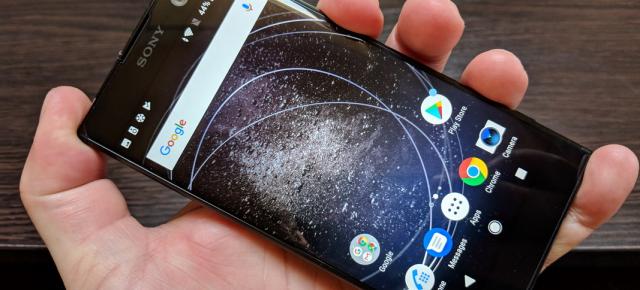 Sony Xperia XA2: Design grăsuţ, grosuţ, stă bine în mână în landscape