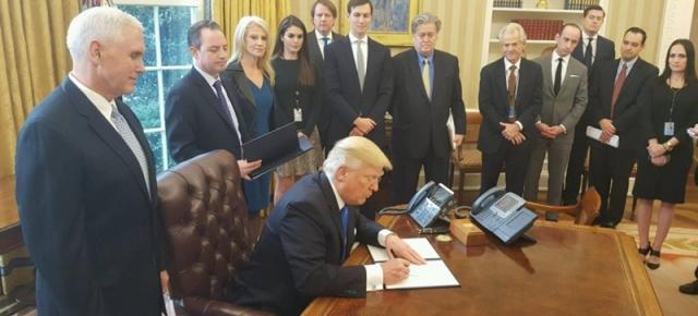 Donald Trump nu renunță la iPhone, în ciuda avertizărilor din partea experților  