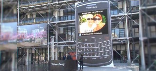 Cel mai mare BlackBerry din lume se afla la Paris (Video)