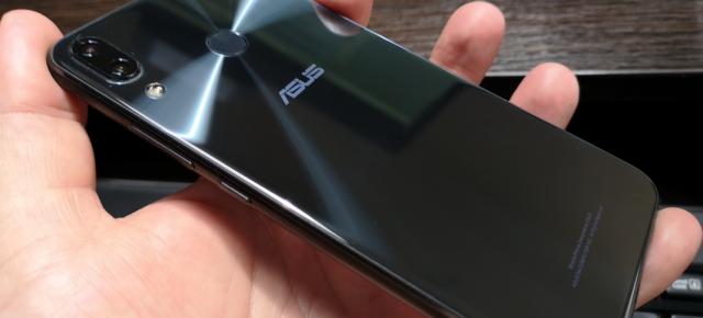 ASUS ZenFone 5z: Design uşor de confundat cu al lui ZenFone 5