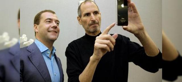 Steve Jobs raspunde utilizatorilor iPhone 4 nemultumiti: "tineti telefonul altfel in mana"