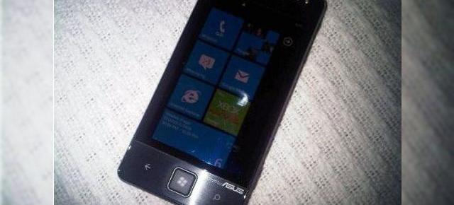 Un smartphone ASUS cu Windows Phone 7 la bord, fotografiat in Pakistan