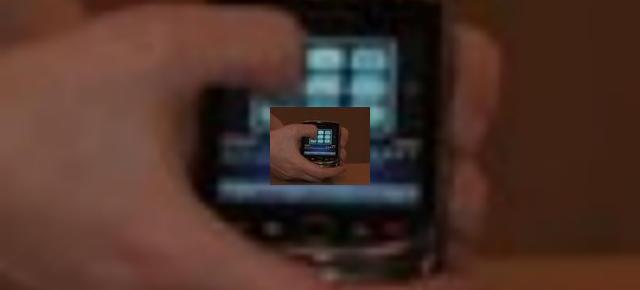 BlackBerry Torch 9800, rival pentru iPhone 4 sau model de smartphone cu lag? (Video)