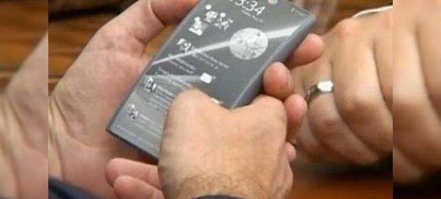 Un prototip rusesc aproape... "nuclear" - smartphone-ul presedintelui Medvedev (Video)