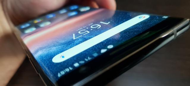 Nokia 8 Sirocco: Benchmark peste multe modele midrange, cam călduros pe muchie