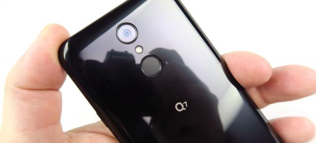 LG Q7: Design de ligi superioare, arată bine, dar are nevoie de husă