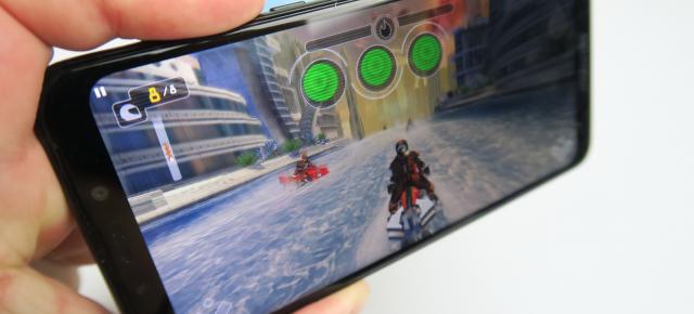 Motorola One: Baterie bună la playback video, nu e rea nici la utilizare continuă