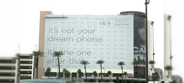 Un afiș promoțional uriaș pentru HTC Thunderbolt, Înainte de CES 2011