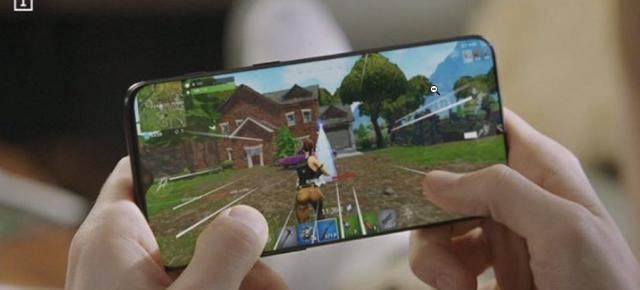 OnePlus se ruşinează cu "bărbia" lui OnePlus 6T, a editat-o să fie mai mică într-o reclamă
