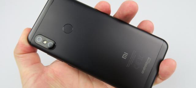 Xiaomi Mi A2 Lite: Design învechit, dar măcar e comod telefonul