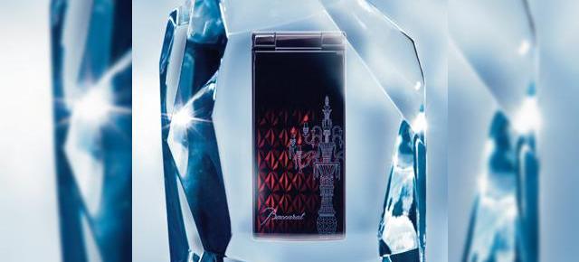 Sticlărie de lux sau telefon? Sharp prezintă un telefon elegant, produs În colaborare cu Baccarat