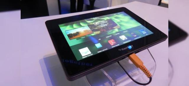 MWC 2011: Tableta BlackBerry PlayBook rulează Quake 3, un film și Adobe Reader simultan (Video)