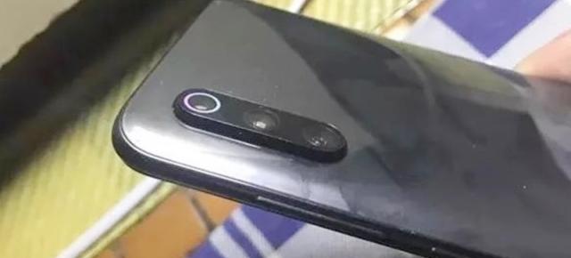 Xiaomi Mi 9 a sosit fără bliţ LED la un cumpărător nefericit din China