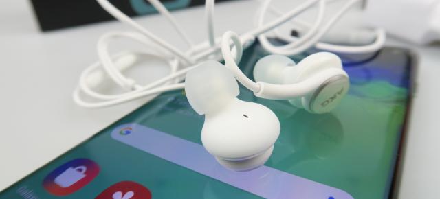 Samsung Galaxy S10+: Acustică stereo ce umple spațiul dintre tine și ecran, la fel de bine precum te îmbie display-ul imersiv Infinity Display