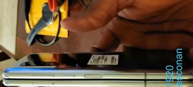 Samsung Galaxy Fold este testat în faţa camerei, are o cută vizibilă în mijlocul display-ului pliabil
