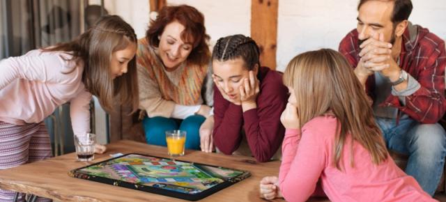 Archos lansează Play Tab, tableta care reuneşte familia, pe cei mici în jurul jocurilor de societate