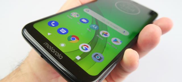 Motorola Moto G7 Power: Design destul de similar cu predecesorii, comod la utilizarea cu o mână