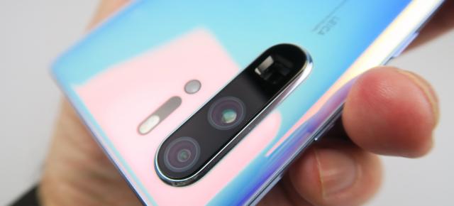 Huawei P30 Pro: Design ideal, culori psihedelice, destul de comod