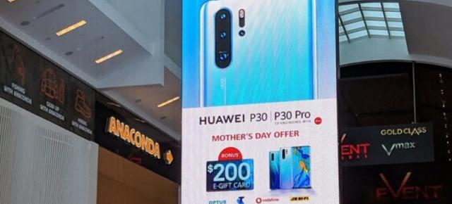 Huawei trollează Samsung în faţa propriului magazin: poster uriaş cu Huawei P30 Pro într-un mall australian