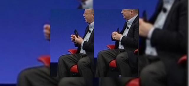 CEO-ul Nokia Stephen Elop surprins cu un telefon MeeGo nou În mână?