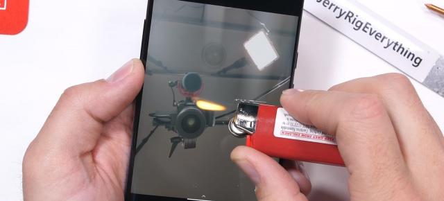 OnePlus 7 Pro este "Mama Dragonilor", rezistă la flacăra brichetei cel mai bine la testul lui JerryRig; Iată cum stă şi la îndoire