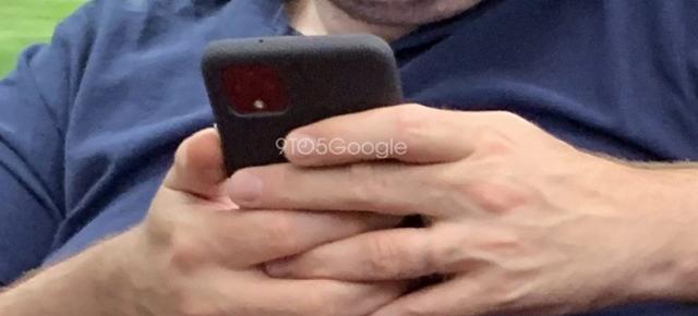 Google Pixel 4 apare într-o fotografie reală; Vedem camera foto pătrată și telefonul într-o husă de protecție