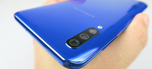 Samsung Galaxy A50: Design 3D Glasstic, care încearcă ceva nou