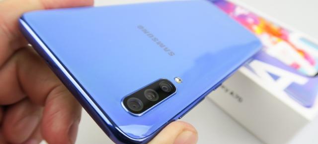 Samsung Galaxy A70 Unboxing: primele impresii despre un telefon cu ecran mare Super AMOLED şi cameră triplă cu upgrade faţă de A50 (Video)