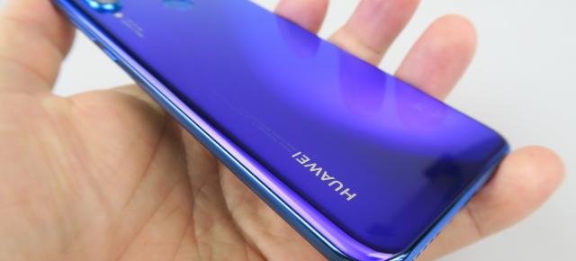 Huawei P30 Lite: Design albastru-mov-verde care va cuceri orice estet