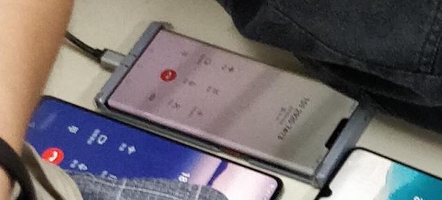 Huawei Mate 30 Pro este surprins în public; Vedem ecranul său super-curbat și decupajul din zona superioară