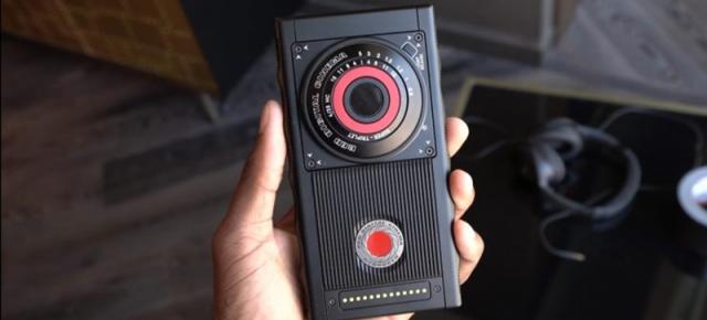 "Chinezii sunt de vină"; RED vorbeşte despre problemele telefonului Hydrogen One şi anunţă Hydrogen Two