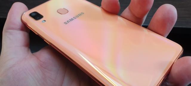 Samsung Galaxy A40: Baterie solidă, peste rivalii din China