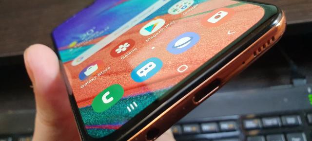 Samsung Galaxy A40: Acustică de midrange, bună însă la jocuri