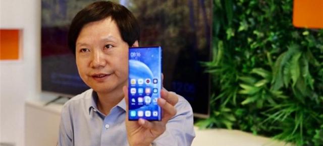 Mi Mix Alpha surprins în mâinile CEO-ului Xiaomi, Lei Jun, aflat în vizită în Spania