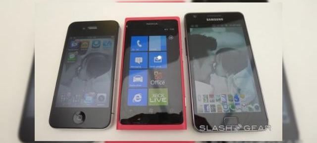 Nokia Lumia 800 versus iPhone 4S și Samsung Galaxy S II: bătălia browserelor (Video)