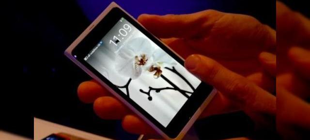 Nokia N9 alb filmat cu un Nokia N8 (Video)