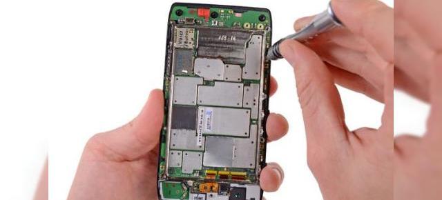 Motorola Droid RAZR despicat și cu măruntaiele scoase