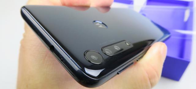 Motorola One Macro: Design închegat, în gradient, atrage priviri